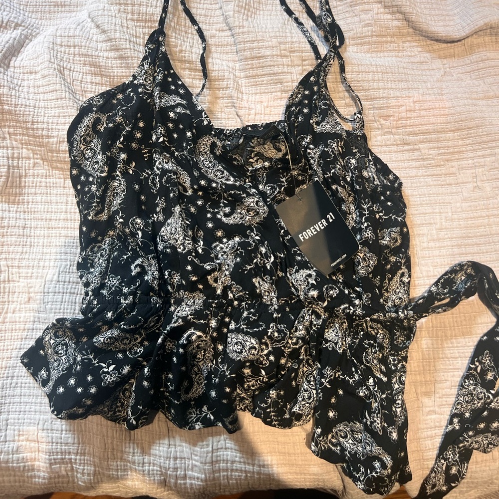 Never worn tag still on. Criss cross back straps